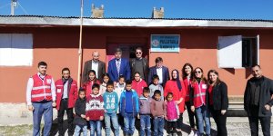 Türk Kızılayın giyecek yardımları çocukları ısıtacak