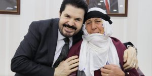 Ağrı Belediye Başkanı Savcı Sayan'ın Başkanlık makamına Sıdıka Algor teyze oturdu