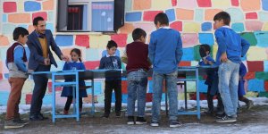 Dağ köyü, el ele veren öğretmen çiftin yuvası oldu
