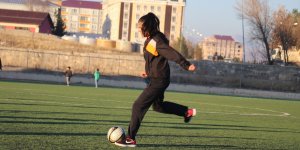 Tabuları yıkan 'kardelenler' yeşil sahaların 'yıldızı' oldu