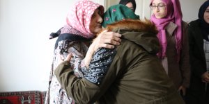 Üniversiteli kızlar, kimsesiz Naciye nineyi yalnız bırakmıyor