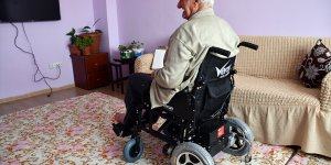 Selçuk dede akülü sandalye desteğiyle dört duvar arasından kurtuldu