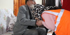 Gönüllü gençlerden yaşlı çifte sürpriz doğum günü kutlaması