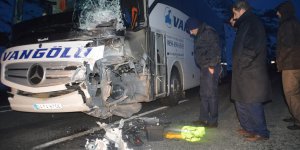 Ağrı’da otobüs ile otomobil çarpıştı: 1 ölü, 1 yaralı