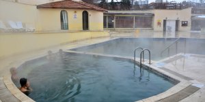 Sıfırın altında 5 derecede 'yosunlu' havuz keyfi