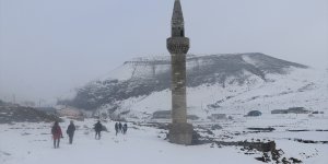 Baraj suları çekilince görünen eski köy, fotoğrafçıların ilgi odağı oldu