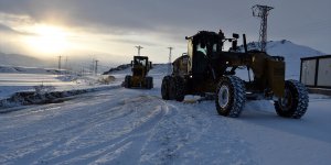 Tendürek Dağı eteğinde kar nedeniyle kapanan 8 köy yolu ulaşıma açıldı