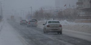 Hamur'da eğitime kar engeli okullar tatil edildi