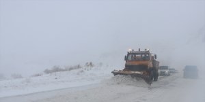 Ağrı'da kar yağışı ve tipi nedeniyle 278 köy yolu ulaşıma kapandı.