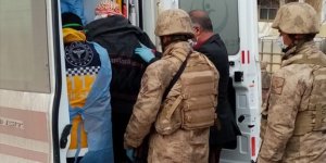 Evinde rahatsızlanan Fatma teyzeyi "Vefa Sosyal Destek Grubu" hastaneye ulaştırdı