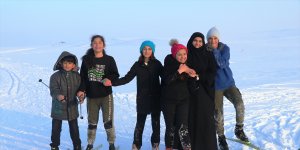 Yonca öğretmen, kendisi gibi şampiyon kayakçılar yetiştiriyor