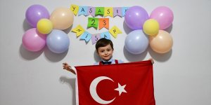 Hazırlık yaptıkları 23 Nisan etkinliğini, öğrencileri üzülmesin diye internet üzerinden gerçekleştirdi