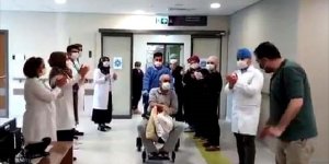 Elazığ'da Kovid-19'u yenen 2 hasta alkışlarla hastaneden taburcu edildi