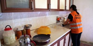 Tunceli'de Vefa ekibi sokağa çıkmaları kısıtlanan vatandaşların evlerini temizliyor