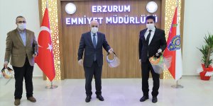 Erzurum'da öğretmenlerin ürettiği yüz koruyucu siperlikler polislere armağan edildi