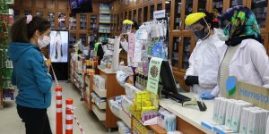 Ağrı'da eczacılar ve esnaf sosyal mesafeyi koruyarak müşterilerine hizmet veriyor