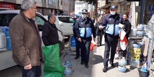 Kars ve Ardahan'da Kovid-19 salgınına karşı maske dağıtıldı