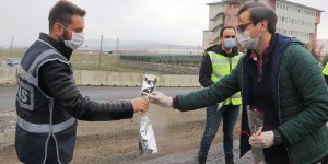 Ağrı'da öğretmenler polislere karanfil verip baklava ikram etti