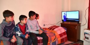 Televizyonları olmadığı için EBA TV'yi izleyemeyen kardeşlerin yardımına Türk Kızılay yetişti