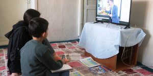 Ağrılı kardeşler hediye edilen televizyonla artık EBA TV yayınlarını evlerinden izleyecek