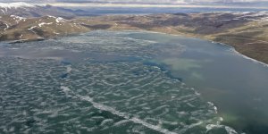 Buzları çözülen Nazik Gölü'nde güzel görüntüler oluştu