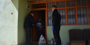 Ağrı'da emniyet ekipleri Kovid-19 tedbirleri kapsamında yaşlıların yardımına koşuyor