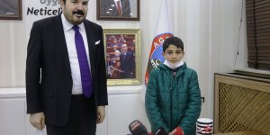 Ağrılı 10 yaşındaki Yiğit, kumbarasında biriktirdiği harçlıkları dayanışma kampanyasına bağışladı