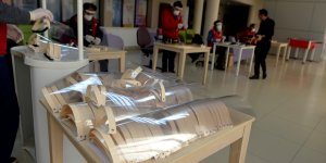 Ardahanlı gönüllü gençler, sağlıkçılar için maske üretimine başladı