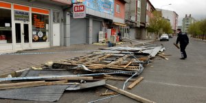 Ardahan'da şiddetli fırtına çatıları uçurdu