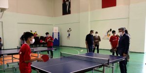 Van'da masa tenisi sporcularına malzeme desteği