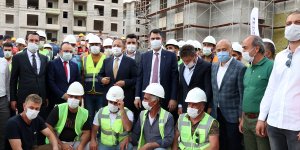 Bakanı Kurum Elazığ'da depremzedeler için yapılan konutlarda incelemelerde bulundu