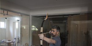 Sanal ortamda aldığı eğitimle ok ve yay üretmeye başladı