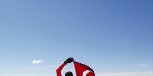 Bingöllü dağcılar Şeytan Dağı zirvesinde Türk bayrağı açtı