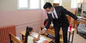 Belediyelerden gelen yardım paketleri Ağrılı öğrencilere dağıtıldı