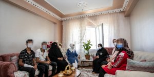 Van Valisi Mehmet Emin Bilmez'in eşi Meral Bilmez kanser hastası kadını ziyaret etti