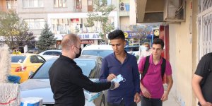 Hakkari'de engelliler derneğinden vatandaşlara ücretsiz maske