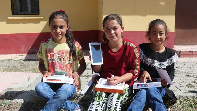 Ağrı'da THY Çalışanı Cafer Canşi'nin Kampanyasıyla 160 Köy Öğrencisine Tablet Desteği