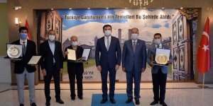 Erzurum Valisi Memiş'ten yılın ahisi seçilen 76 yıllık kadın terzisine plaket