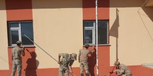 Askerler köy okulunu boyadı