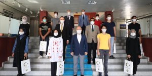 Ağrı'da, YKS'de başarılı olan öğrenciler Vali Osman Varol'u ziyaret etti