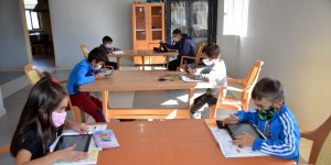 Köy muhtarı öğrenciler için taziyeevini sınıfa dönüştürdü