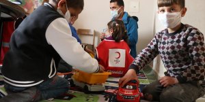 Türk Kızılay gönüllüleri köy okulunun halılarını değiştirip minik öğrencilere oyuncak dağıttı