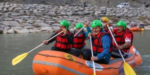Gençlik ve Spor Bakanı Kasapoğlu Hakkari'de rafting yaptı: