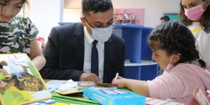Yetiştirme yurdunda büyüyen kaymakam "çocuk evleri sitesi"ne kütüphane kurdu