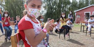 Ağrı'da gönüllülerden yüz yüze eğitime başlayan köy çocuklarına konser sürprizi