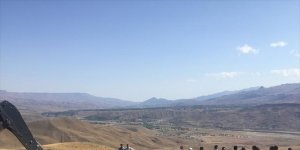 Kars'ta traktör devrildi: 1 ölü, 2 yaralı