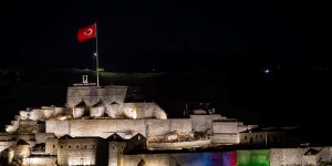 Azerbaycan bayrağı renkleri Kars Kalesi'ne ışıkla yansıtıldı