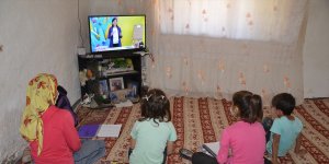 Muş'ta EBA TV'yi takip edemeyen 8 öğrenciye televizyon hediye edildi