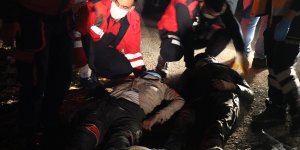 Ağrı'da sığınmacıları taşıyan kamyonet devrildi: 17 yaralı