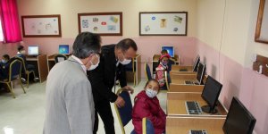 Ağrılı fedakar Öğretmen atık malzemesi toplayarak bilgisayar sınıfı açtı.  